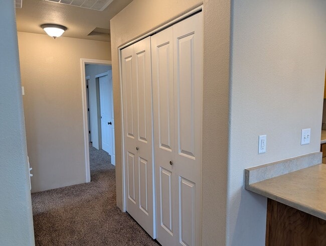 Building Photo - Clean and Upstairs 2 Bed, 2 Bath Apartment in East Medford – Juniper Ridge
