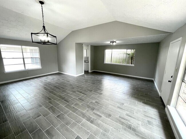 Building Photo - 10310 Oak Acres Dr