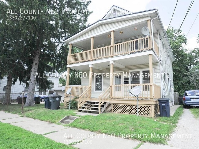 Building Photo - 2 bedroom, 1 bathroom apartment in Akron