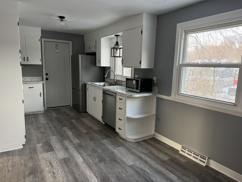 Kitchen - 206 Longmeadow Dr