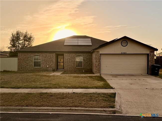 Building Photo - 3203 Viewcrest Dr