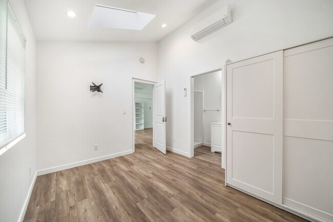 Building Photo - 422 N Batavia St