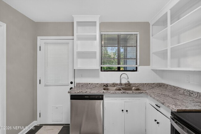 Building Photo - 6338 Mercer Cir W