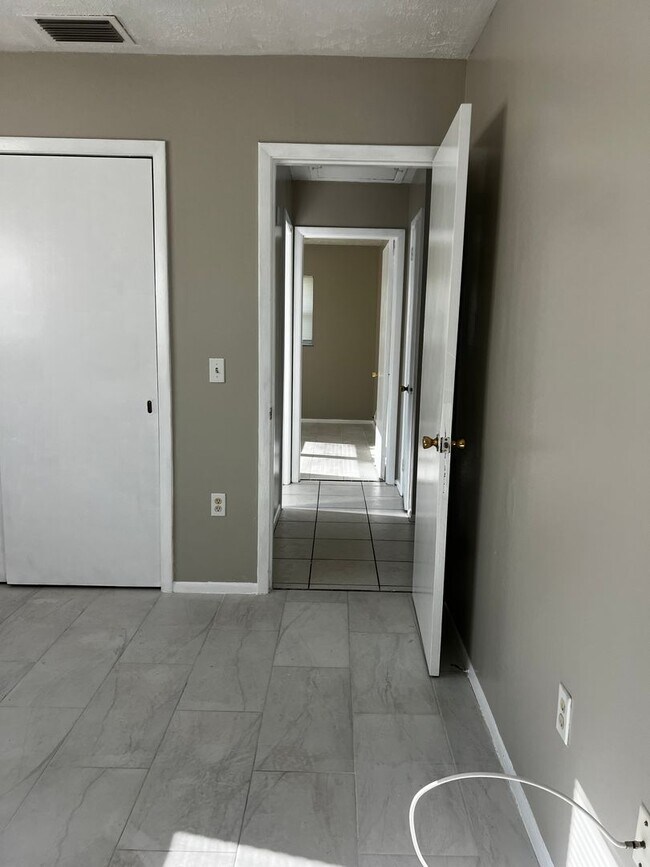 Building Photo - 2BD/1BA/Single carport - Venice