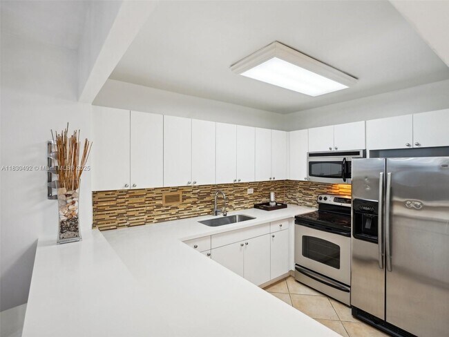Building Photo - 2301 Collins Ave