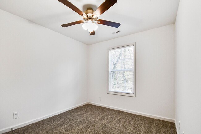 Building Photo - Pet Friendly Three Bedroom!