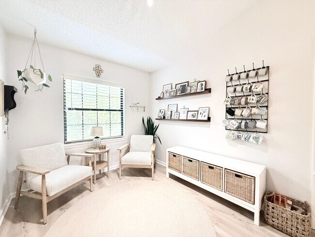 Building Photo - Stylish 4BR Home Minutes from Everything