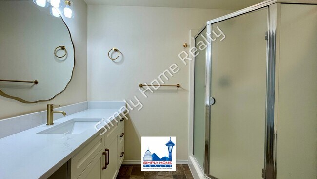Building Photo - LUXURY DUPLEX RENTAL WITH SPACIOUS BACKYARD