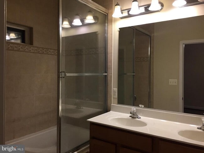 Building Photo - 2202 Leesborough Dr