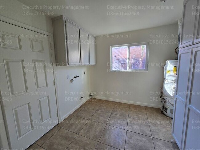 Building Photo - 3 bedroom/ 2 bathroom home