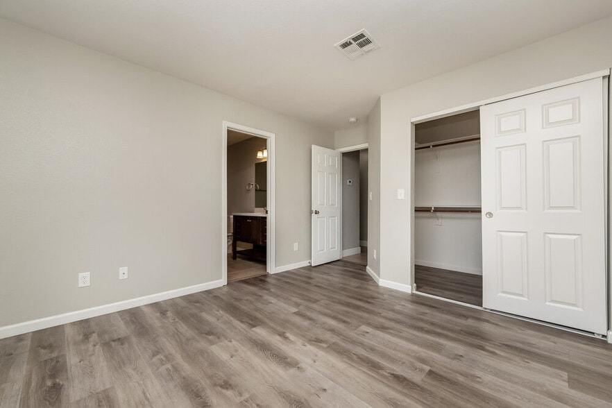 Building Photo - 5004 Crystal Breeze Ln