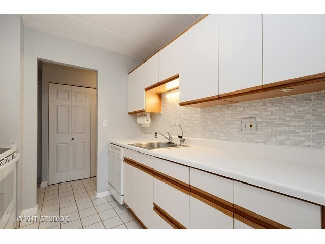 Building Photo - 225 S Rohlwing Rd