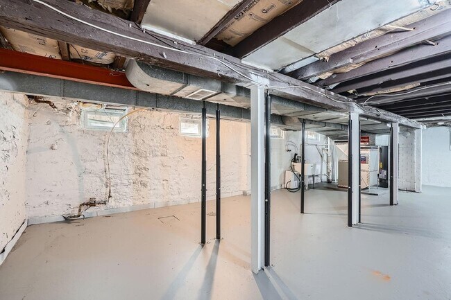 Building Photo - 707 Jenks Ave E