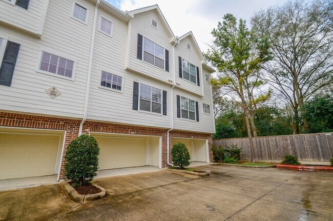 Building Photo - 9200 Westheimer Rd