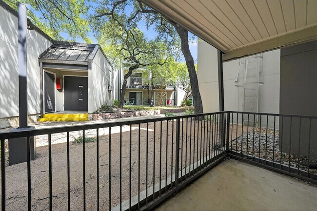 Building Photo - 935 La Posada Dr