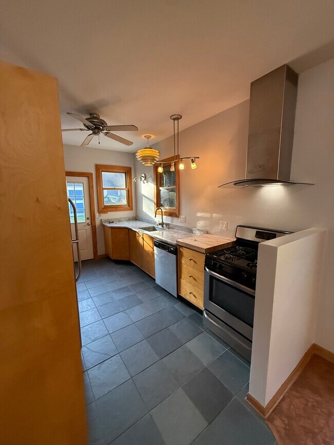 Building Photo - 1333 E Wilson St