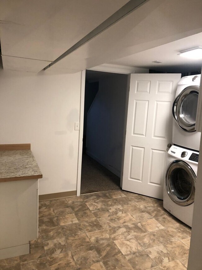 Building Photo - Adorable 3 Bed 1.5 Bath House