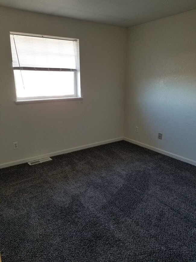 Building Photo - 3 bedroom 2.5 bathroom town house for rent