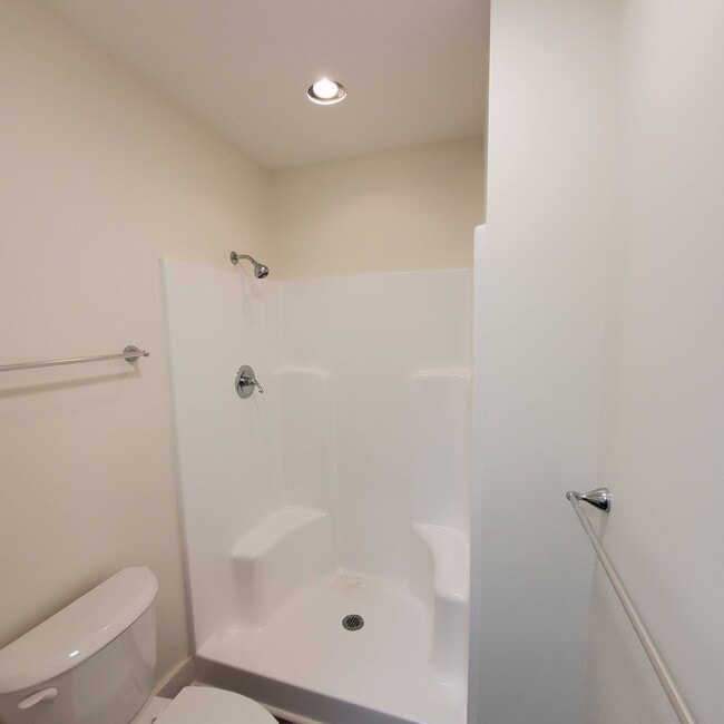 Building Photo - Charming 3-Bedroom Home on 1 Acre with Spacious Garage and Screened-In Porch