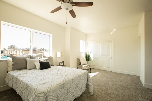 Building Photo - 902 N Olive Ave