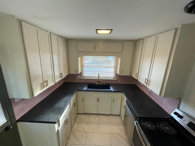 Building Photo - 1600 E 29th St