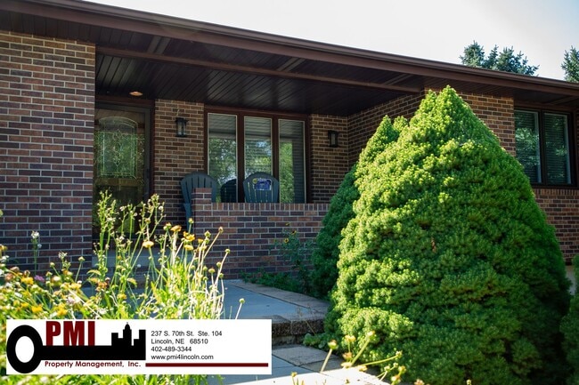 Building Photo - 3 Bedroom and 2 bathroom Colonial Hills House for rent!