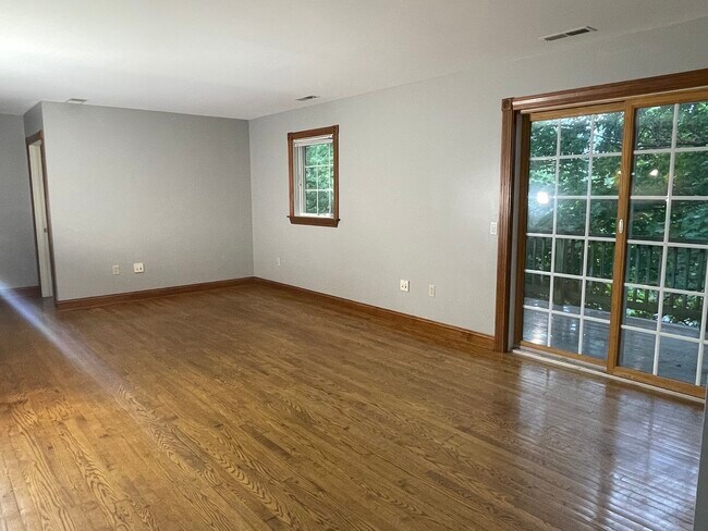Building Photo - 611 Suite B