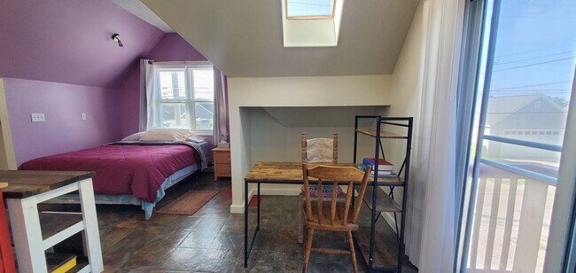 Building Photo - Charming Over-the-Garage Studio Apartment