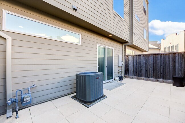 Building Photo - 2333 Sperber Ln