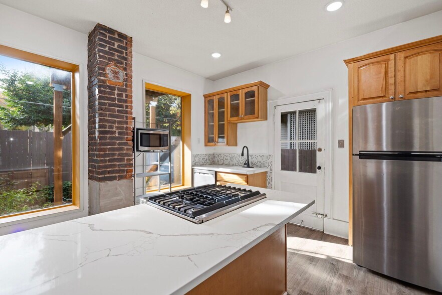 Building Photo - 2338 NW Hoyt St