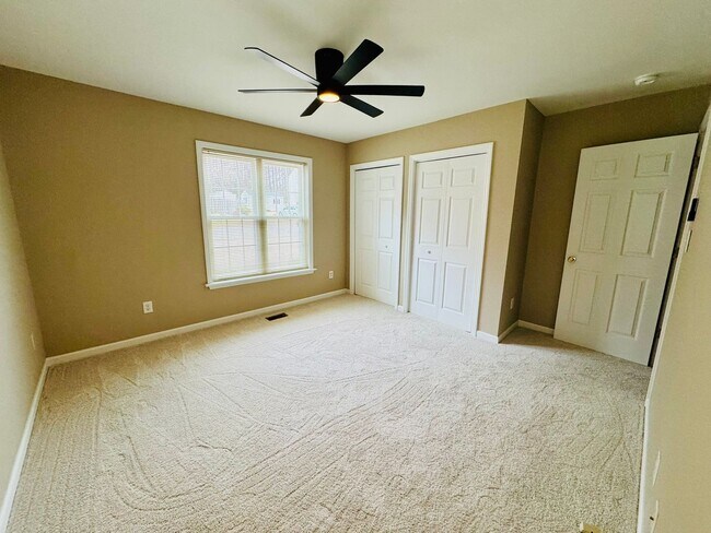 Building Photo - Short term lease available!