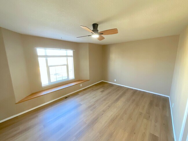 Building Photo - 5 Bedroom Home Available Near Rangewood Dr & Vickers Dr!