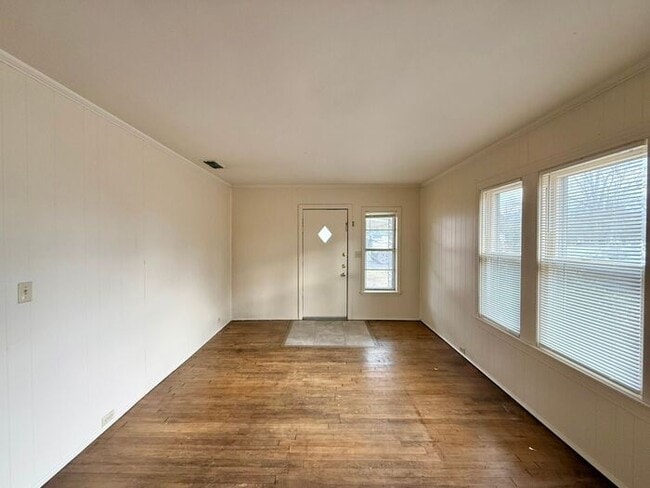 Building Photo - Tour Today! 2 Bedroom, 1 Bath Home