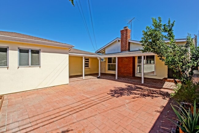 Building Photo - ***$500 OFF FIRST MONTHS RENT*** SPACIOUS, BRIGHT & AIRY, 3BR2BA HOME W/ GREAT OUTDOOR SPACE, LAR...