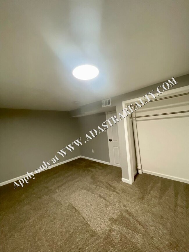 Building Photo - 4904 NE 44th Terrace