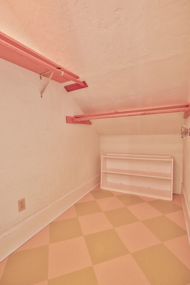 Building Photo - Gorgeous Vintage Home in Downtown Langley with Detached Guest Studio!!