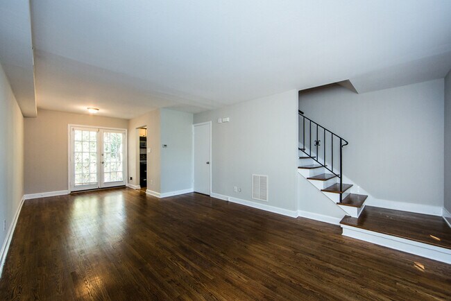 Building Photo - Charming 2BD/1BA Townhouse at Cotswold!