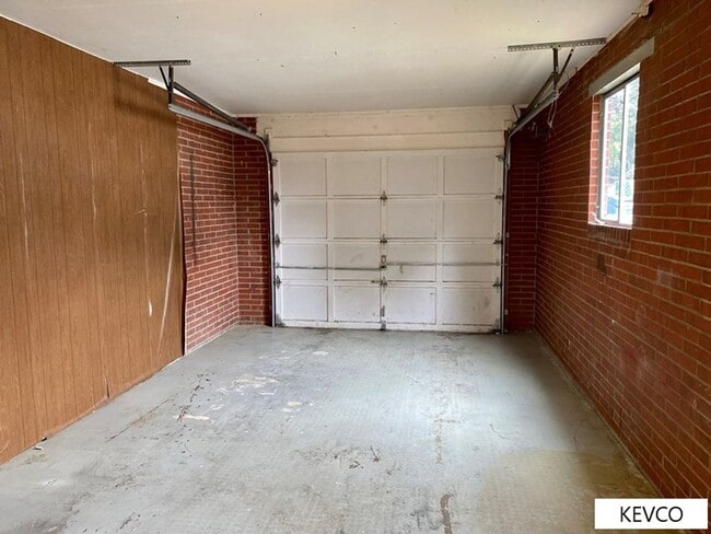 Building Photo - Ranch-Style Home in Campus West