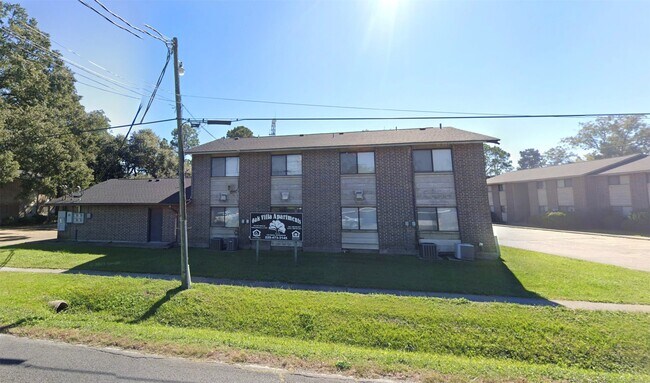 Building Photo - 1305 E Bayou Rd