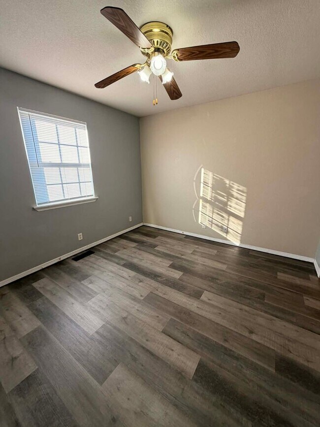 Building Photo - 2 Bedroom 1 Bathroom Ground floor unit close to MSSU! DOWNSTAIRS UNIT!!!