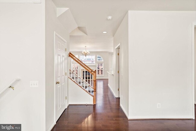 Building Photo - 7056 Courtyard Way
