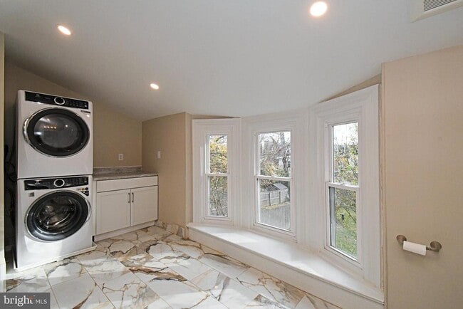 Building Photo - 232 Morgan St