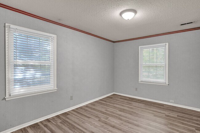 Building Photo - Quiet Cottage in Greensboro NC