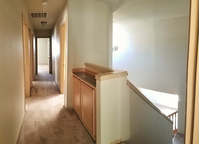 Building Photo - 4 Bedroom 2.5 Bath plus Bonus Room in East...