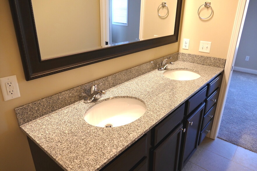 Building Photo - 914 Somerville Ct