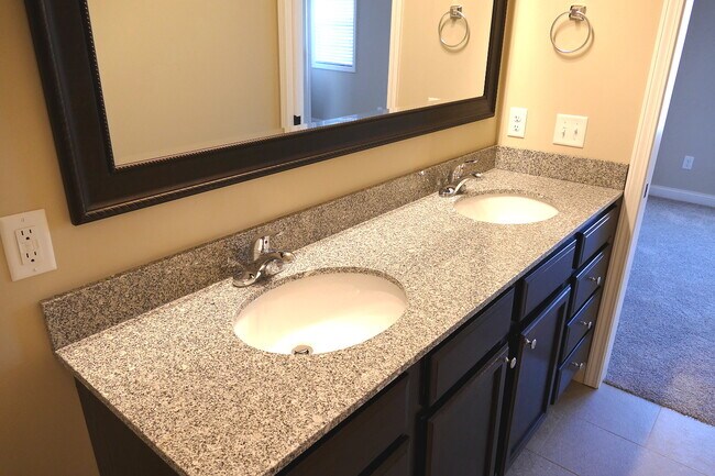 Building Photo - 914 Somerville Ct