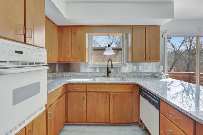 Building Photo - 6469 Fleetwood Dr