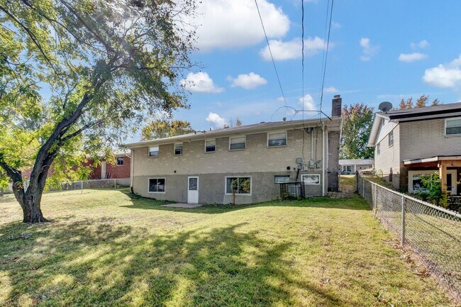 Building Photo - Spacious Single Family Home In Florissant with a Walk Out Basement!!