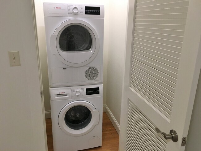 Building Photo - 875 Elm St