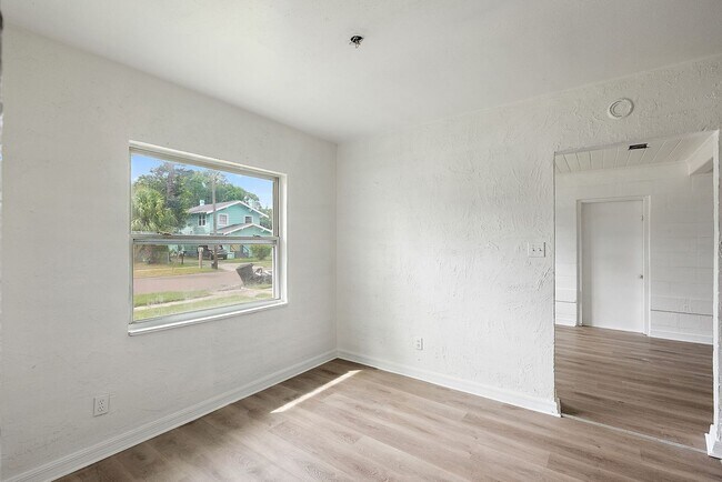 Building Photo - 623 37th Ave S
